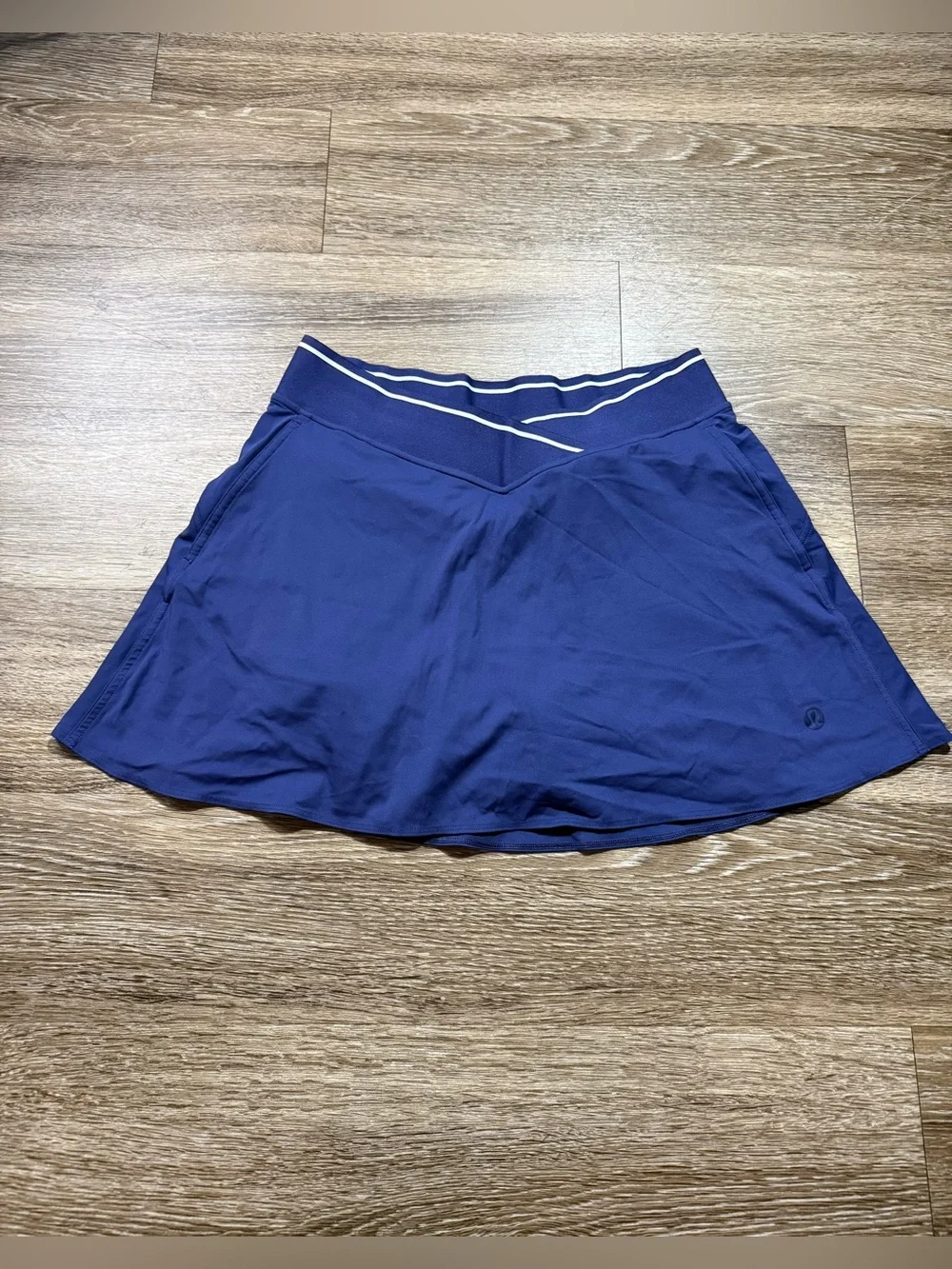 Lululemon V-Waist Mid-Rise Tennis Skirt Night Sea / Night Sea / White